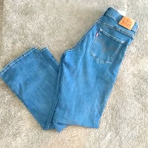 EUC Levi's Classic Boot Cut Jeans.          Size 4